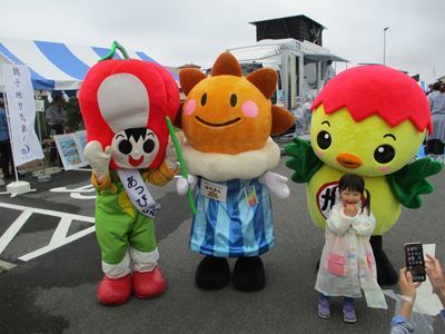 匝瑳市特産品の赤ピーマンキャラクター「あっぴいちゃん」とあさピー