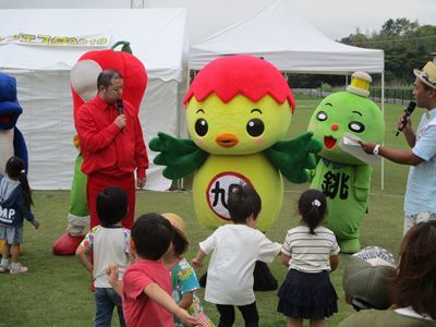 ステージショーで子どもたちと戯れるあさピー