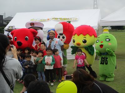 ステージショーで子どもたち記念撮影するあさピー