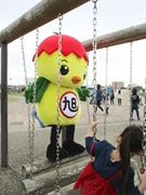 遊具で遊ぶあさピー