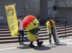 ステージ前でPRするあさピー