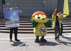 ステージ前でPRするあさピー