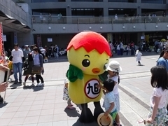 子どもたちと戯れるあさピー