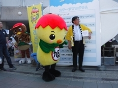 ステージの抽選イベントを待つあさピー