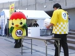 ステージの抽選イベントを行うあさピー