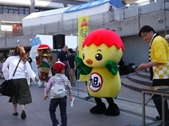 旭市の特産品が当たった人を祝うあさピー