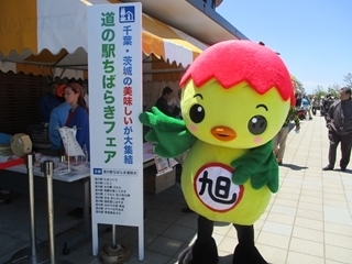 イベント看板を指し示すあさピー