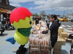 せんべいを買おうとするあさピー