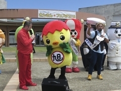 イベント司会者に紹介されるあさピー