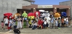ゆるキャラたちと集合写真を撮るあさピー