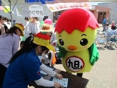 旭市のブースでクイズに挑戦しようとするあさピー