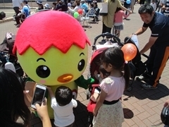子どもたちに囲まれるあさピー