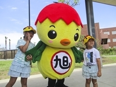 子どもたちと写真を撮るあさピー