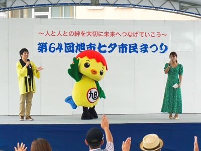 クイズの答えが分かった人に挙手を促すあさピー