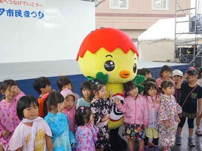 子どもたちと記念撮影をするあさピー