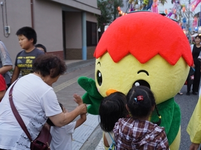 商店街で人々に囲まれるあさピー