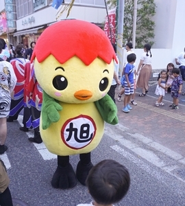 パレードに乱入しようとするあさピー
