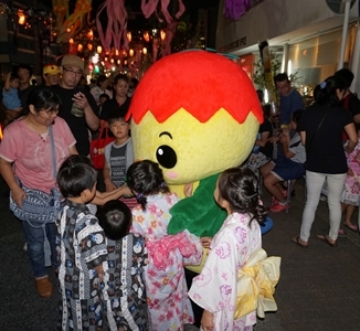 浴衣姿の子どもたちと戯れるあさピー