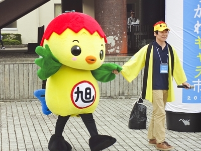 アテンダントにエスコートされるあさピー