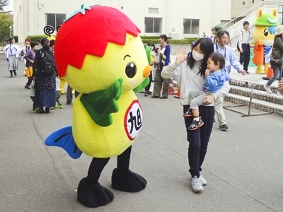 赤ちゃんに手を振るあさピー