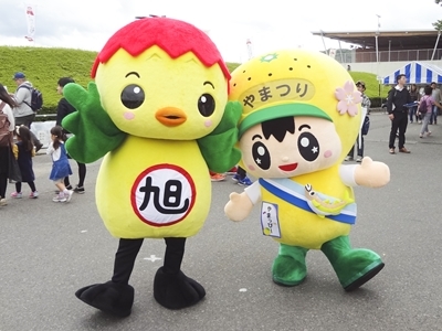 福島県矢祭町のイメージキャラクター「やまっぴー」とあさピー