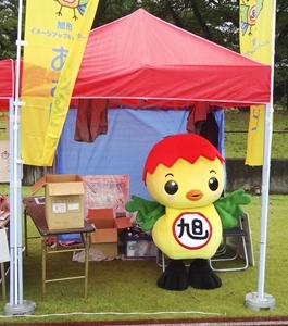 旭市ブース内で座るあさピー