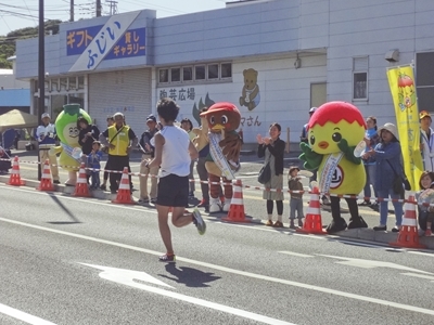 ランナーを応援するあさピー