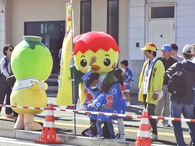地元応援団の子どもたちと戯れるあさピー