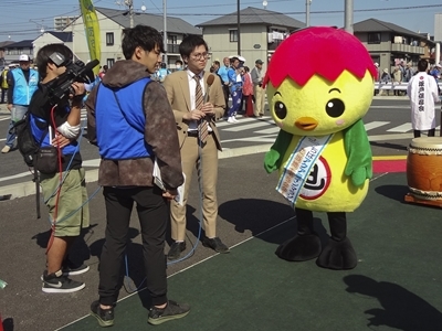 取材を受けるあさピー