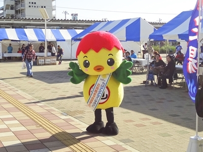 袖ヶ浦駅前でPRするあさピー
