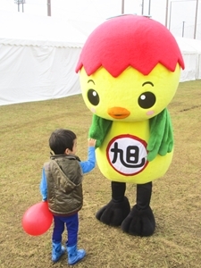子どもと握手をするあさピー