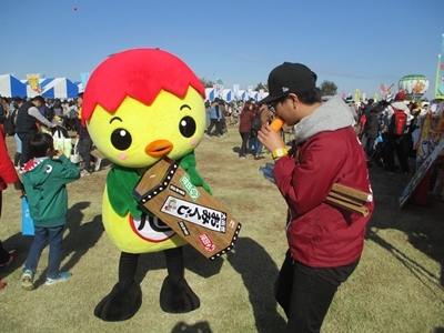 おみくじを引くあさピー