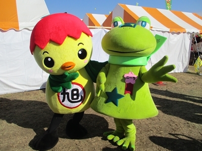 山梨県韮崎市のイメージキャラクター「ニーラ」とあさピー