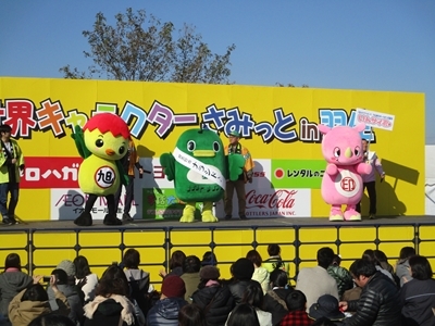 ステージで踊るあさピー