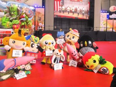 ステージでご当地キャラと集合写真を撮るあさピー