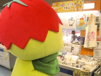 グッズ売り場を眺めるあさピー