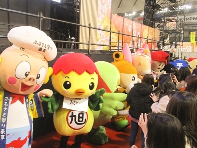 ご当地キャラと集合して撮影されるあさピー