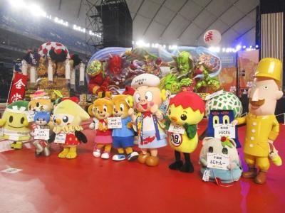 ステージでご当地キャラと集合するあさピー