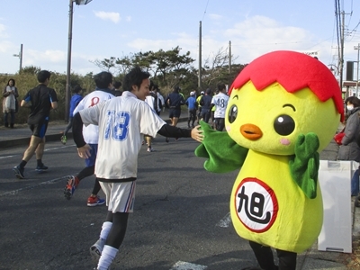 ランナーとハイタッチするあさピー