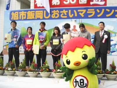 表彰された選手たちとあさピー
