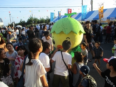 イベント会場で子どもたちに囲まれるあさピー