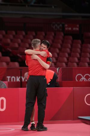 銅メダルが決まりコーチと歓喜の抱擁