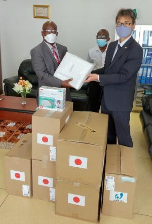 ザンビア医療物資引渡し
