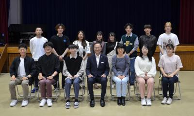 委員と市長で記念撮影