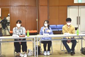 対話集会で発言する二十歳のつどい実行委員