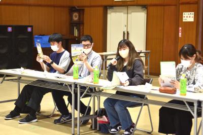 資料を見ながら質問する参加者