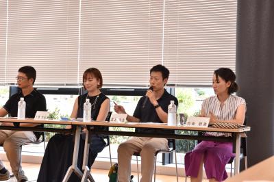 対話集会で発言する参加者