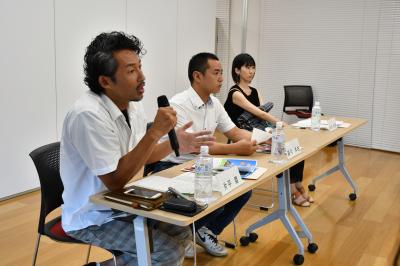 対話集会で発言する参加者