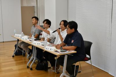対話集会で発言する参加者