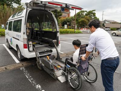 福祉カーの利用風景（車椅子を乗せる様子）